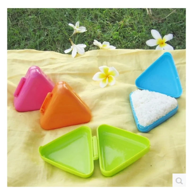 1БР Триъгълна форма за суши Ориз топчета Онигири Преса за Bento Японската Кухня е Инструмент Цвят на Случаен Приспособления Форма
