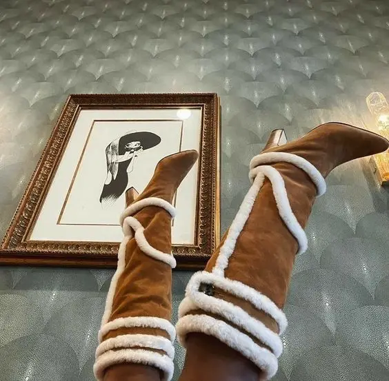 Велур кожени ботуши на висок масивна ток до коляното, дамски кафяви зимни топли обувки с остри пръсти, модерни обувки за партита 2023 година.
