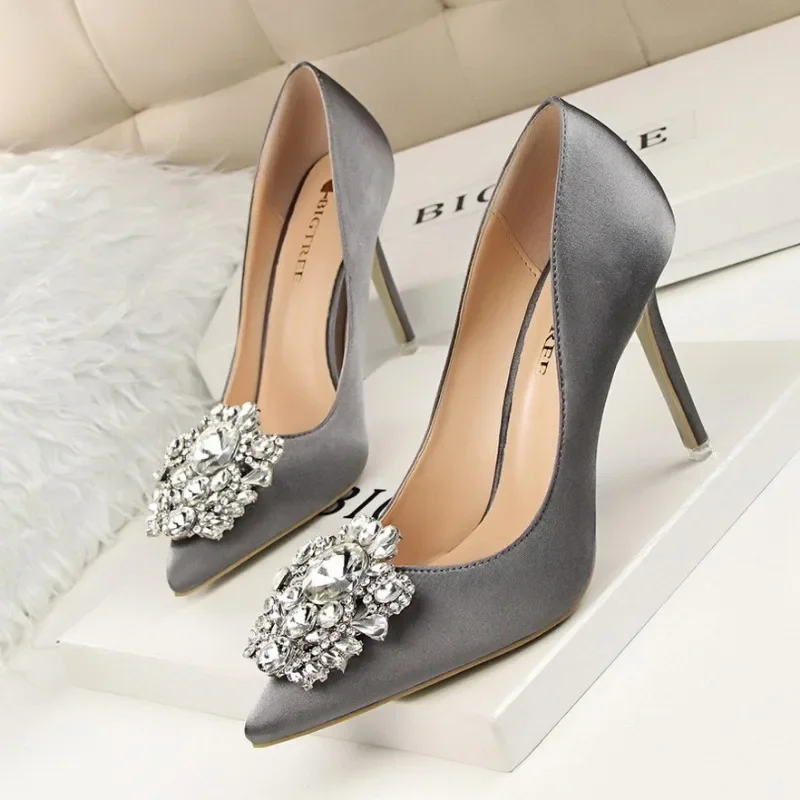 Луксозни дамски официални обувки с кристали, сватбени обувки-лодки, женски фини обувки на висок ток, секси фини обувки с остър пръсти и фин уста.